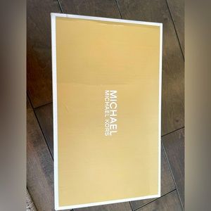 Michael Kors 6M-/36 Black Paloma Flex Mid Pump heels.